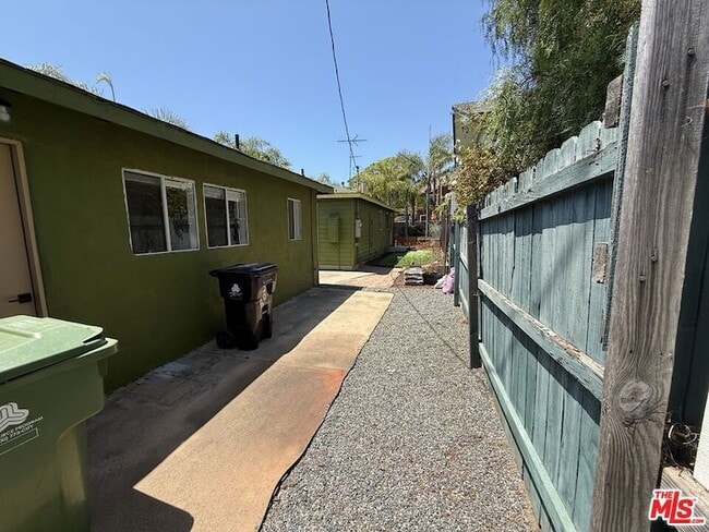 Building Photo - 802 Superba Ave