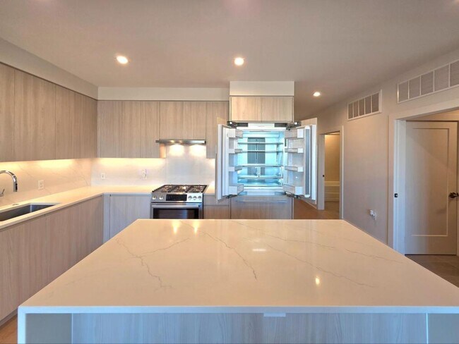 Building Photo - 737 Swann Ave