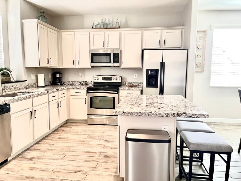 KITCHEN W/GRANITE COUNTERS - 3708 E Kerry Ln