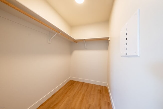 Building Photo - 2 bed 1 bath FIRST MONTH RENT FREE New Apa...