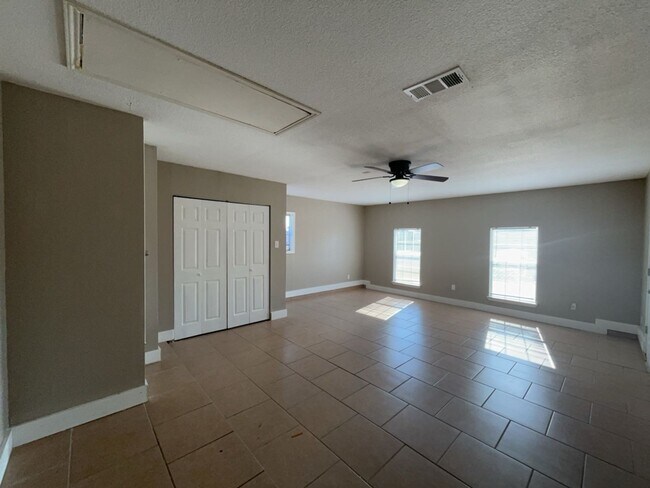 Building Photo - 709 Lisa Ln