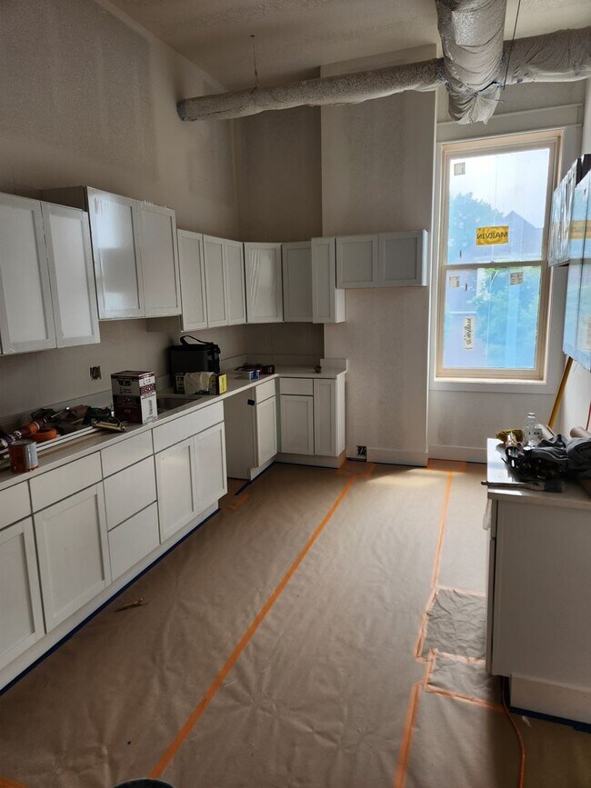 Building Photo - Beautifully remodeled 2 Bed + office apart...