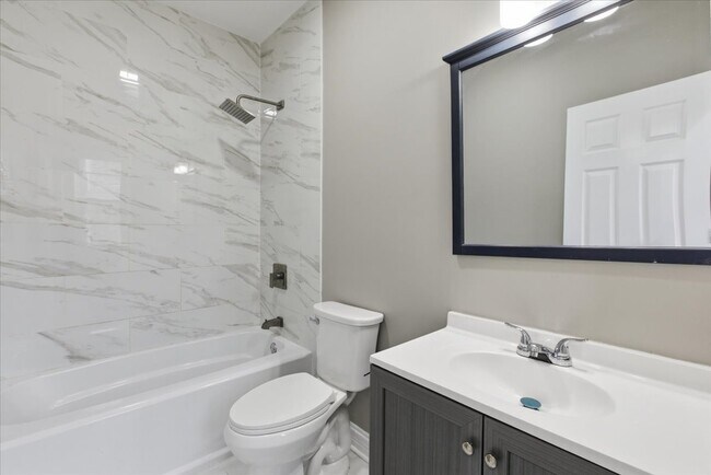 Building Photo - 1048 N Lawndale Ave