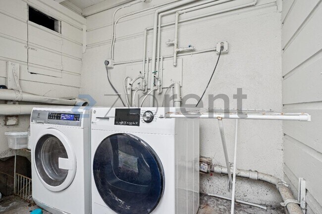 Building Photo - 1143 Anza St