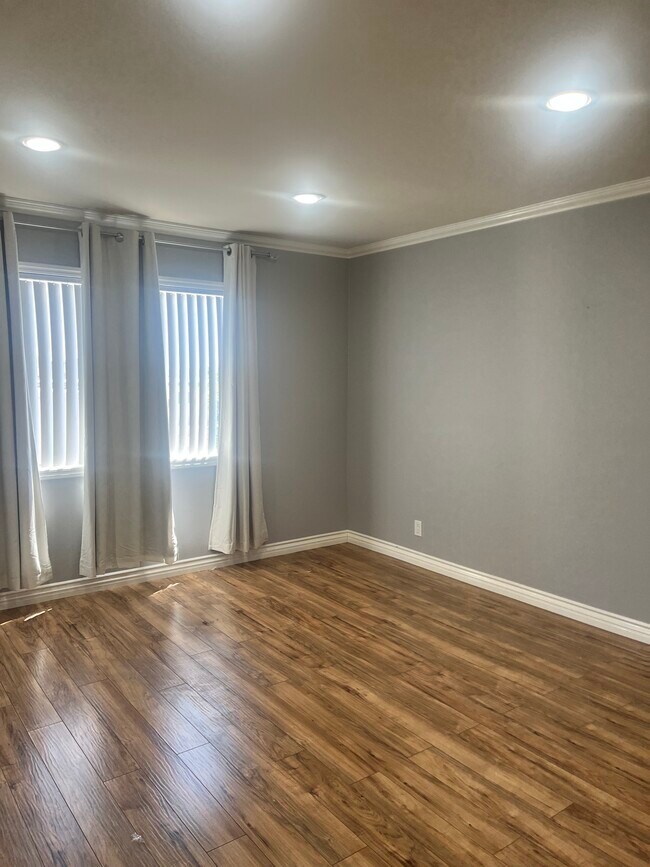 Building Photo - 2940 N Verdugo Rd