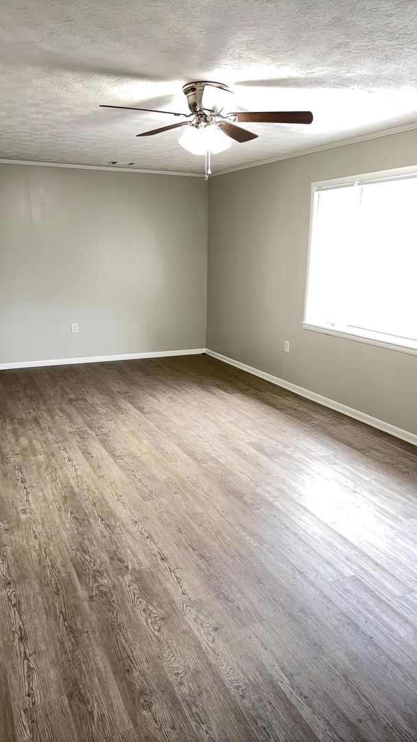 Building Photo - 3 Bed 1.5 Bath Brick House