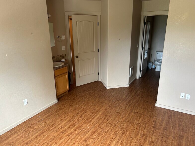 Each bedroom has a private bathroom - 595 Jackson St W