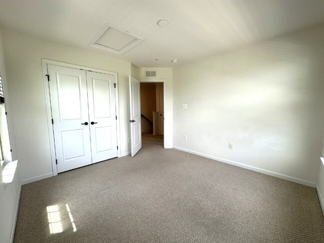 Building Photo - LEASE PENDING! Three-Floor End Unit Townho...