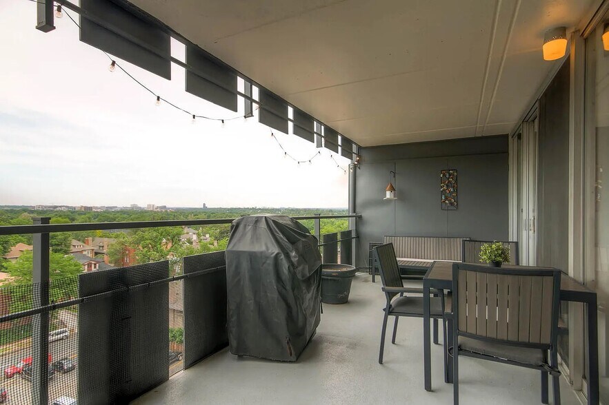Patio - 790 N Washington St