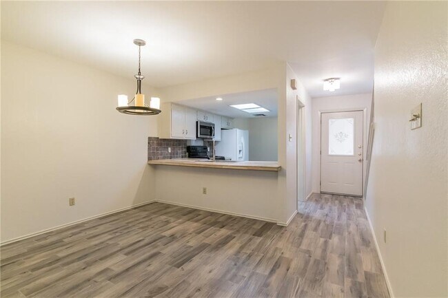 Building Photo - 7211 Lakewood Dr