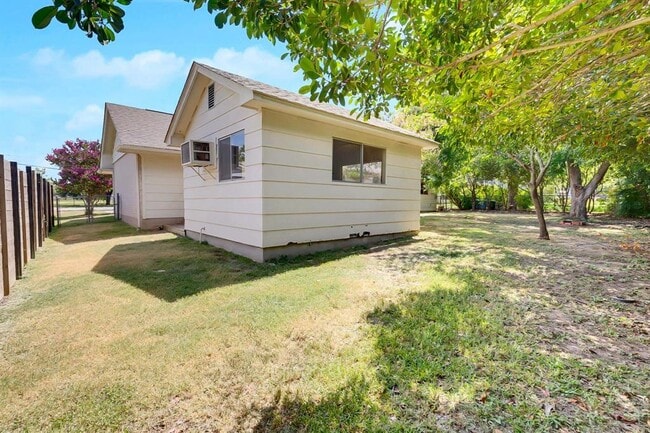 Building Photo - 2609 Richcreek Rd