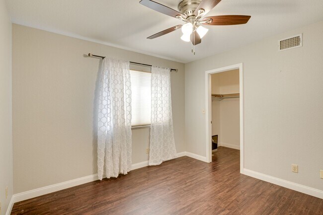 Building Photo - Luxury Meets Comfort in This Beautiful 4-Bedroom Retreat