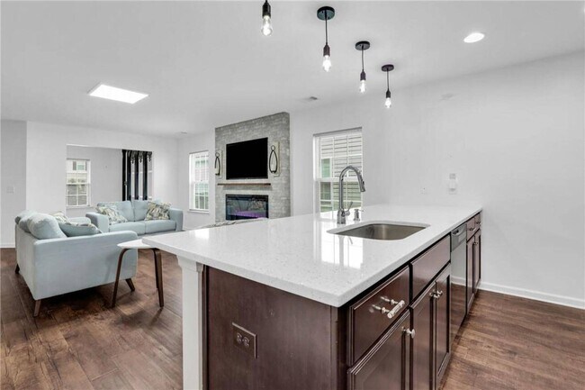 Building Photo - Modern 4 Bedroom South Savannah Home with ...