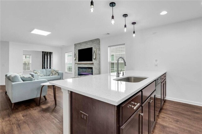 Building Photo - Modern 4 Bedroom South Savannah Home with Fenced Backyard