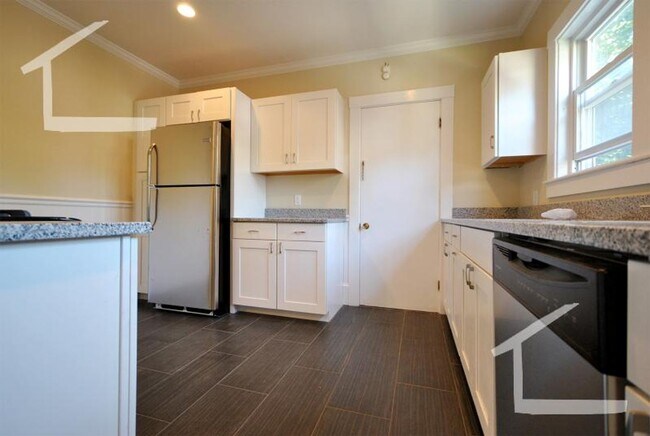 Building Photo - 9/1 Renovated, oversized 4BR/2BA near Oak ...