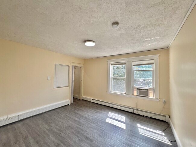 Building Photo - 47 Estes St