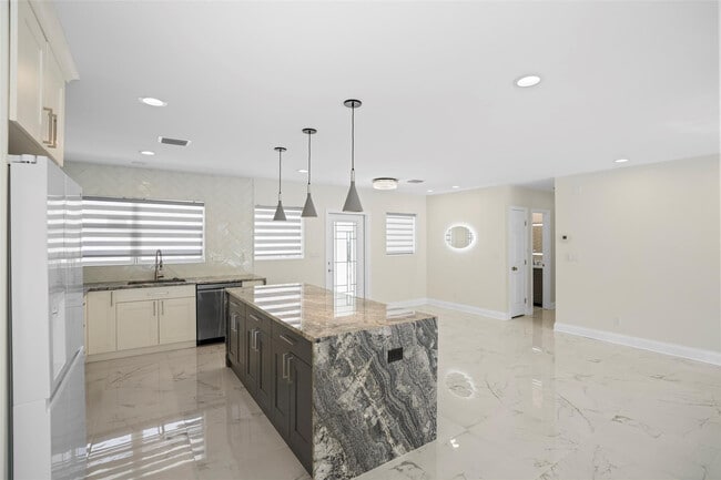 Building Photo - 2116 SE 18th St