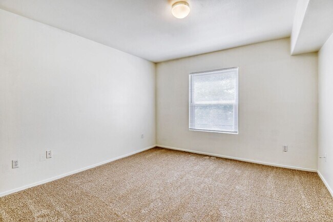 Building Photo - 1 Bedroom 2nd Floor Unit With Balcony!