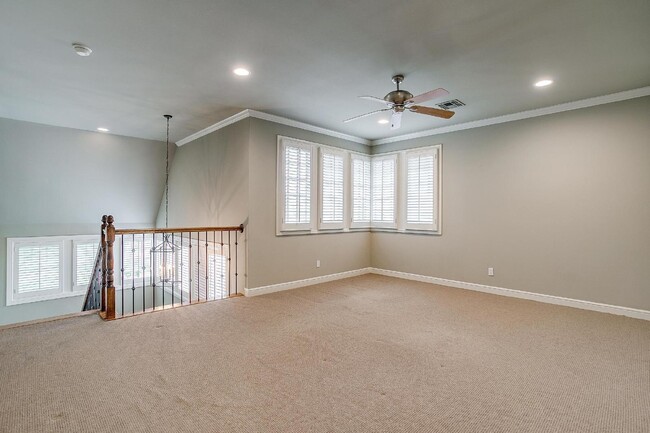 Building Photo - 2 bed, 2.5 bath Townhome Steps Off Camp Bo...