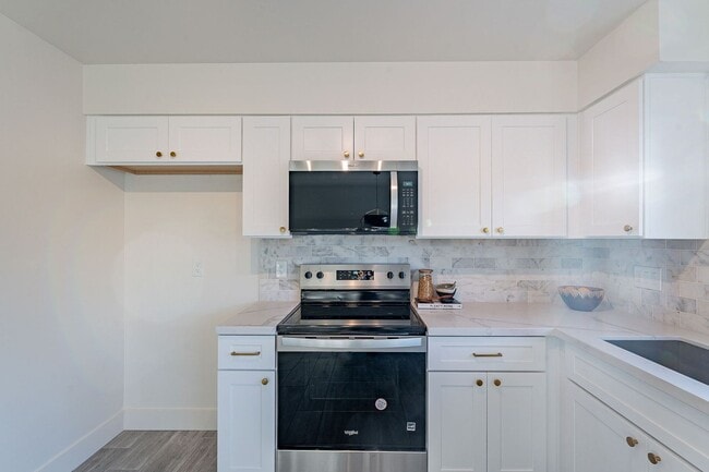 Building Photo - Gated community townhome- fully updated!