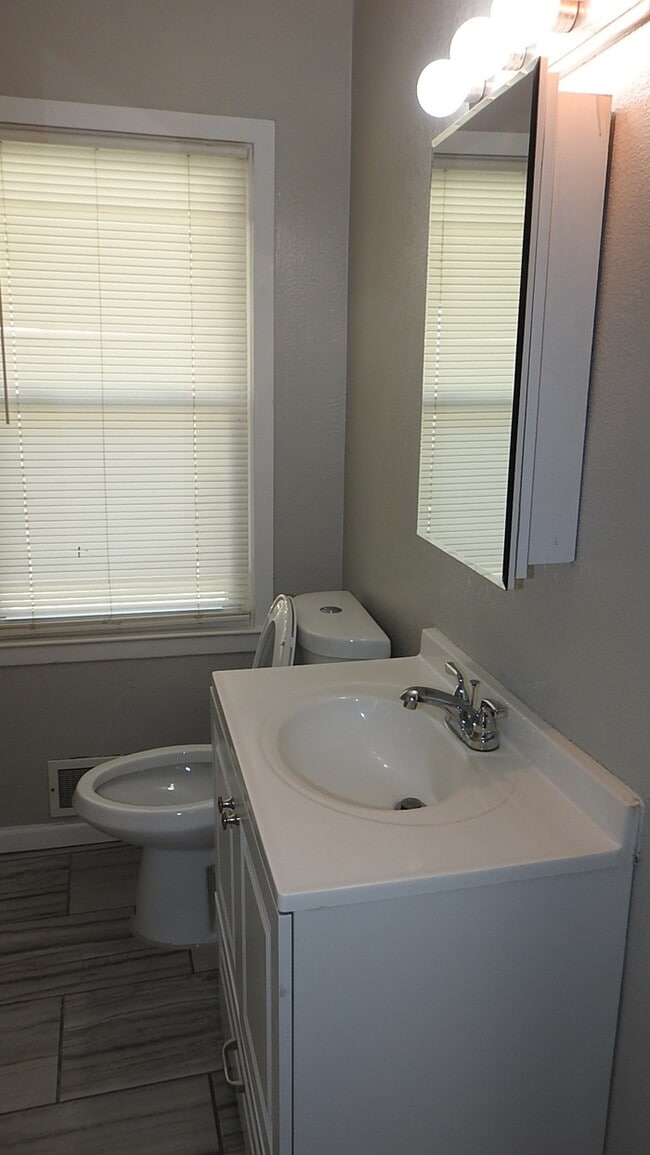 Building Photo - Beautiful 4-bedroom, 2 full baths home located in Independence, MO.