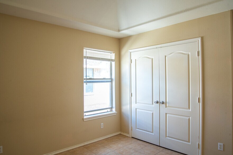 Building Photo - 1001 Cedarwood Dr