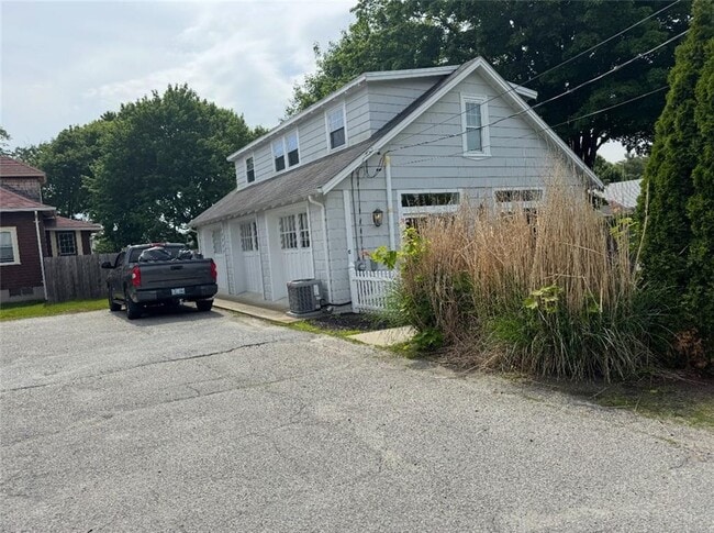 Primary Photo - 634 Putnam Pike