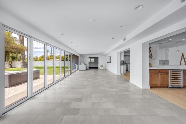 Building Photo - Mid-century modern home in Arcadia with pr...