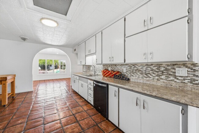 Building Photo - 8639 E Virginia Ave