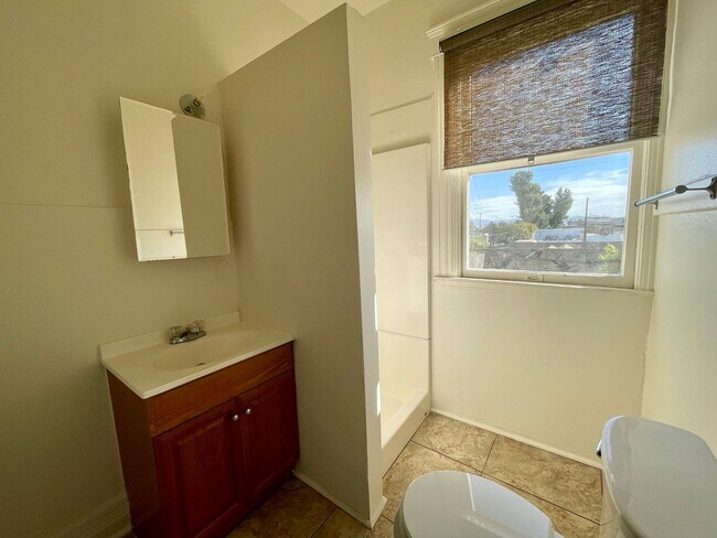 Building Photo - Spacious 1 Bedroom in Ontario!