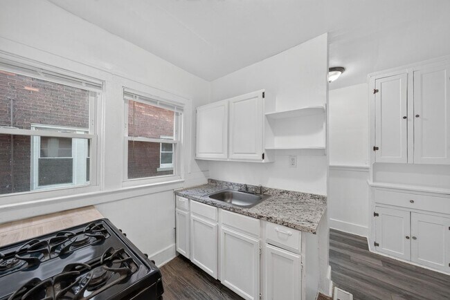 Building Photo - 2025 Calvert Ave