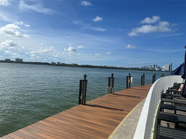 Building Photo - 10350 W Bay Harbor Dr