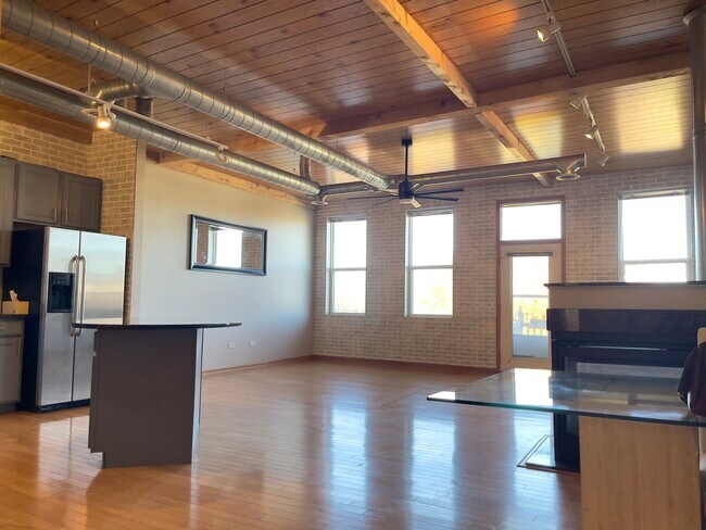Building Photo - 1675 Town Center St