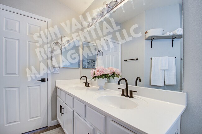 Building Photo - 17526 W Coyote Trail Dr