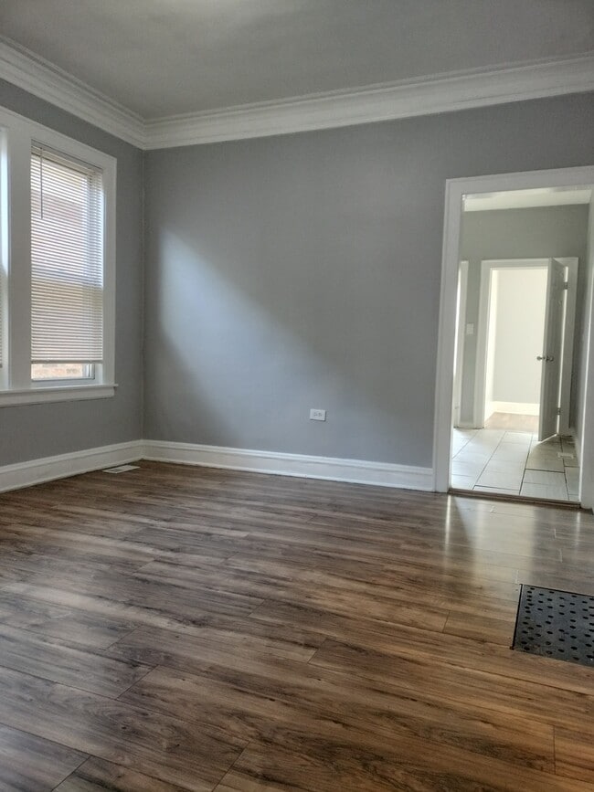 Building Photo - 705 E 92nd St