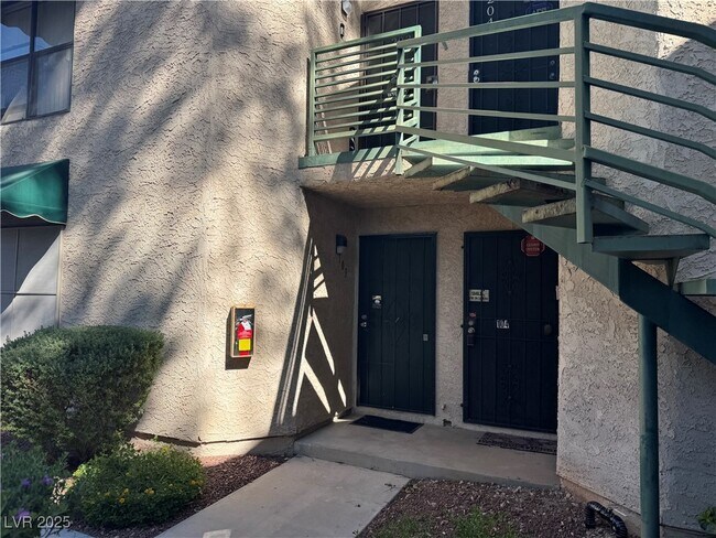 Building Photo - 520 Elm Dr