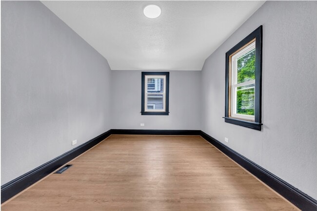 Building Photo - 3186 E 137th St