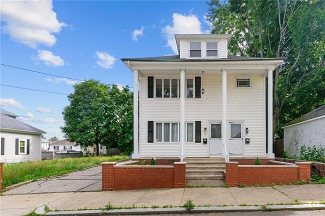 Building Photo - 100 De Pinedo St