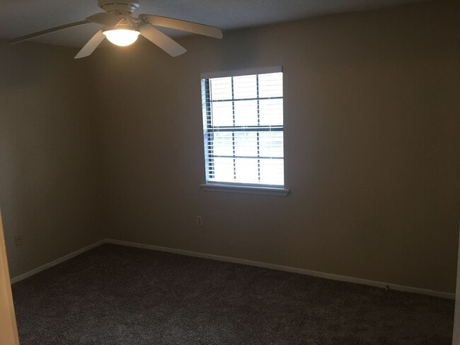 Building Photo - 3 Bed 1 Bath Home