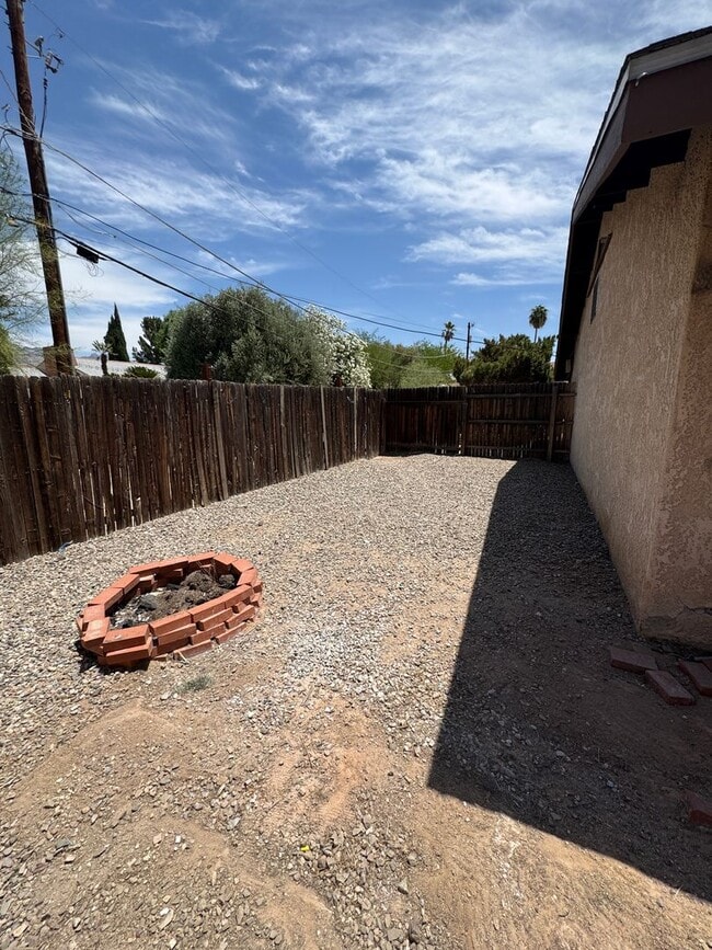 Building Photo - 2819 E Fort Lowell Rd