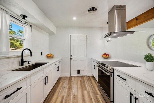 Building Photo - 404 E Alexander Ln