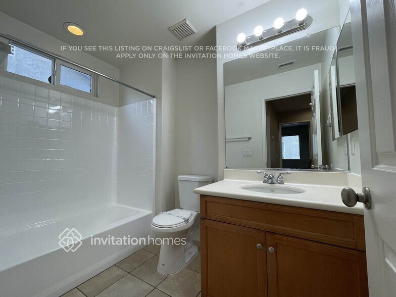 Building Photo - 1052 E Agate Ct