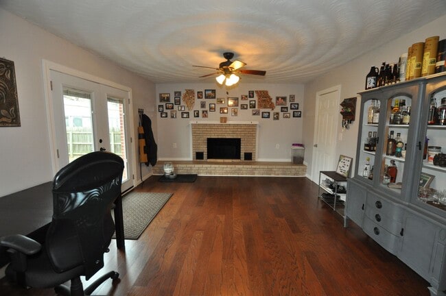 Building Photo - Oak Manor