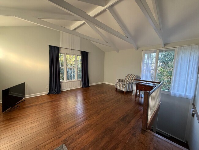 Building Photo - 2 Bedrooms, 2 Bathrooms - Home in Maplewood!