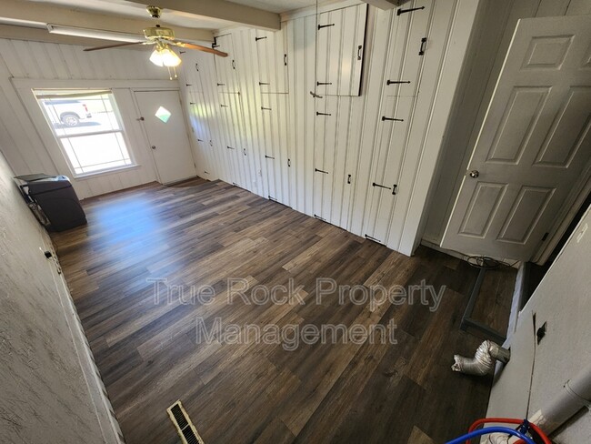 Building Photo - 1008 E 6th