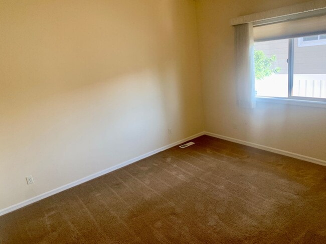 Building Photo - Beautiful 3 bed 2 bath condo on the west end!