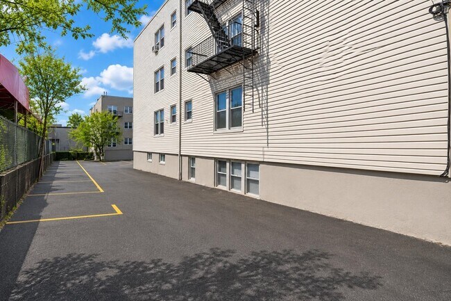Building Photo - 305 Cator Ave