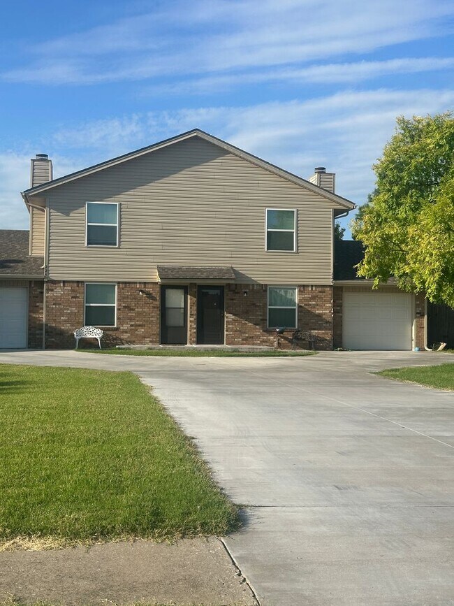 Building Photo - 224-226 Skylark Ct