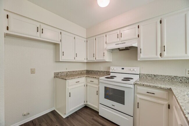 Building Photo - Completely Remodeled Triplex Unit 2 bed 1.5 just minutes from downtown Grapevine!