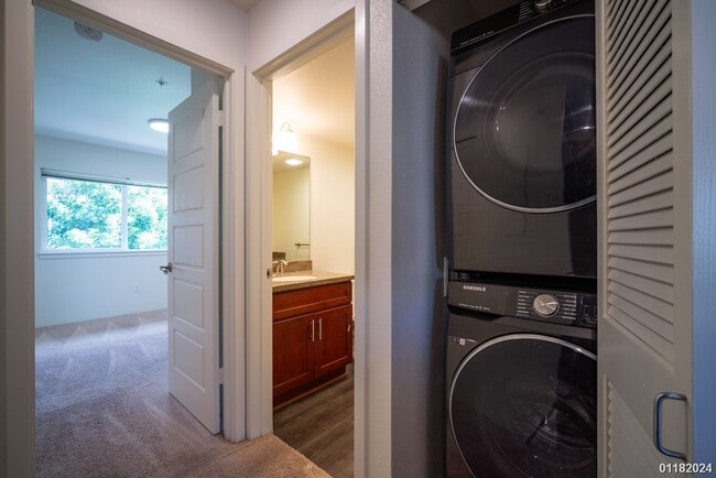 Building Photo - 3bd/2.5ba condo with 2 assigned parking sp...